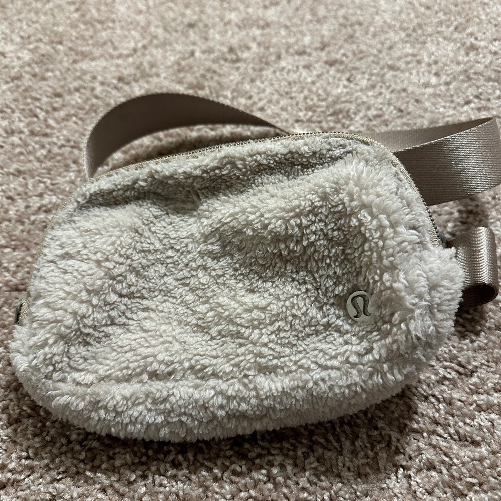LuLulemon Sherpa Beltbag